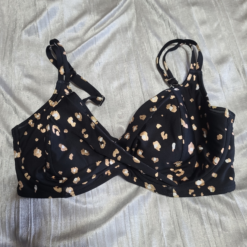 Chic Black Leopard Bikini Top